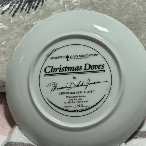 Christmas is Coming 1991 Decorative Plate with Doves and Poinsettias - Picture 3 of 4